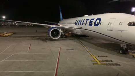 Flugzeug-Der-United-Airlines-787-Am-Flughafen