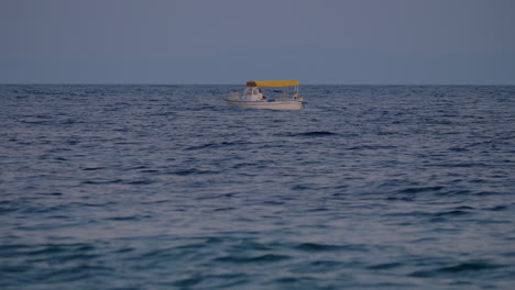 Barco-Balanceándose-Sobre-Las-Olas-Del-Mar