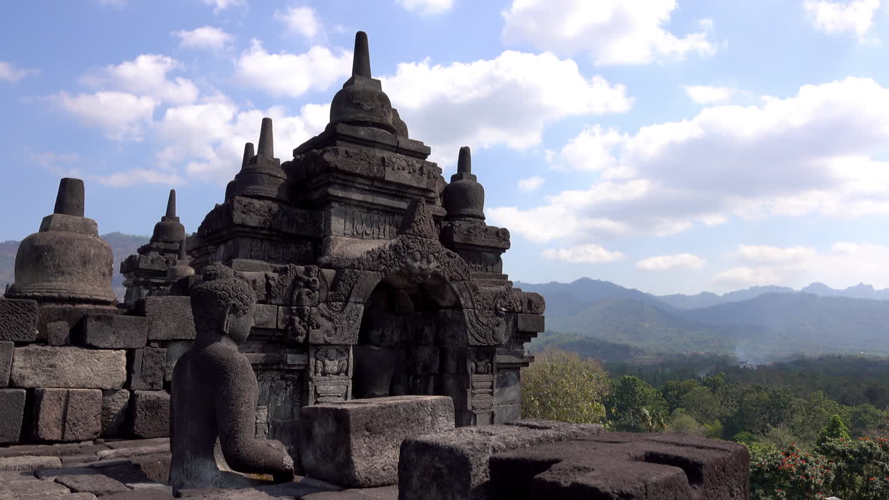 L'antico tempio buddista di Borobudur situato nella campagna di Giava