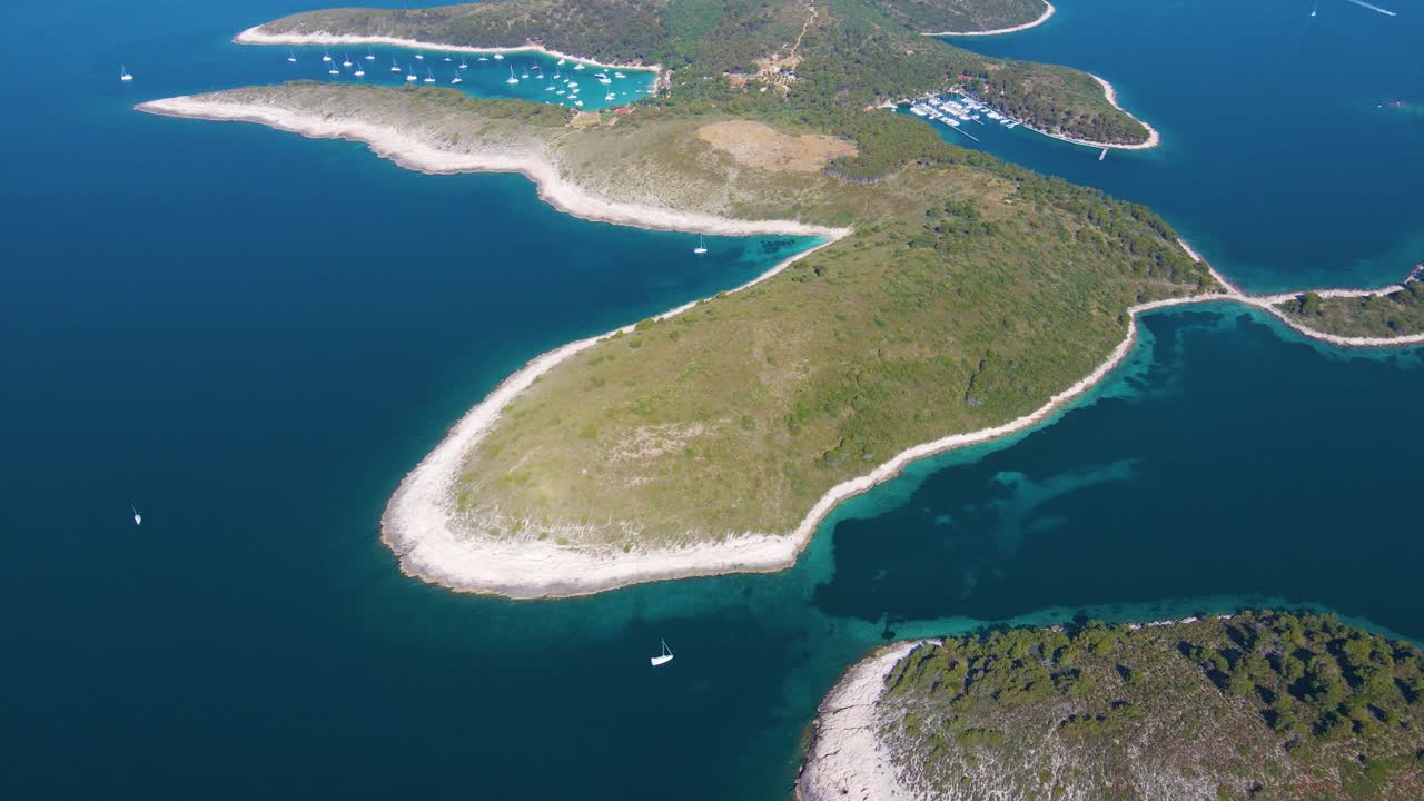 panorama de islas en el mar adriático filmado con un dron