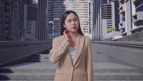 아시아 사업가 여성이 만족하지 않고 도시 거리에서 서서 머리를 흔들고 있습니다.