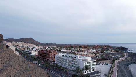 vista de drones de un gran edificio que se está construyendo en españa