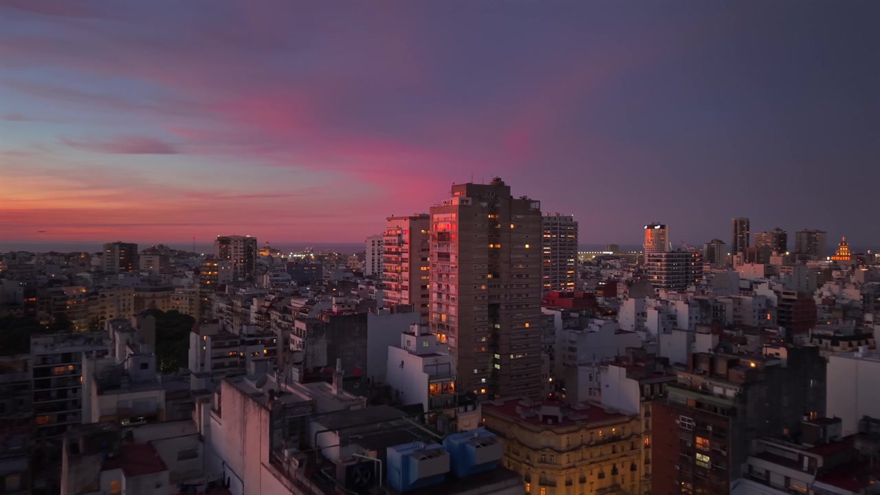 Argentina Buenos Aires Vista aérea de drone de edifícios do centro da cidade e horizonte iluminado ao crepúsculo
