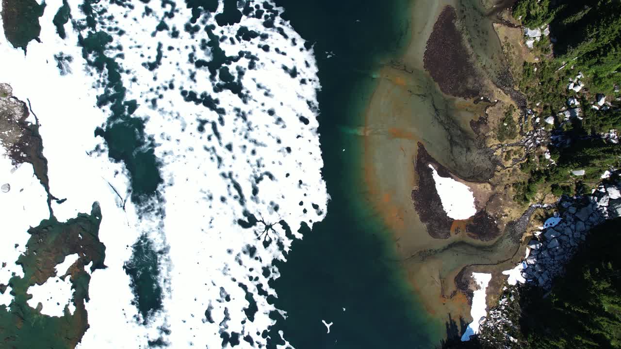 산의 하천에서 알프스 호수로 흘러가는 강물