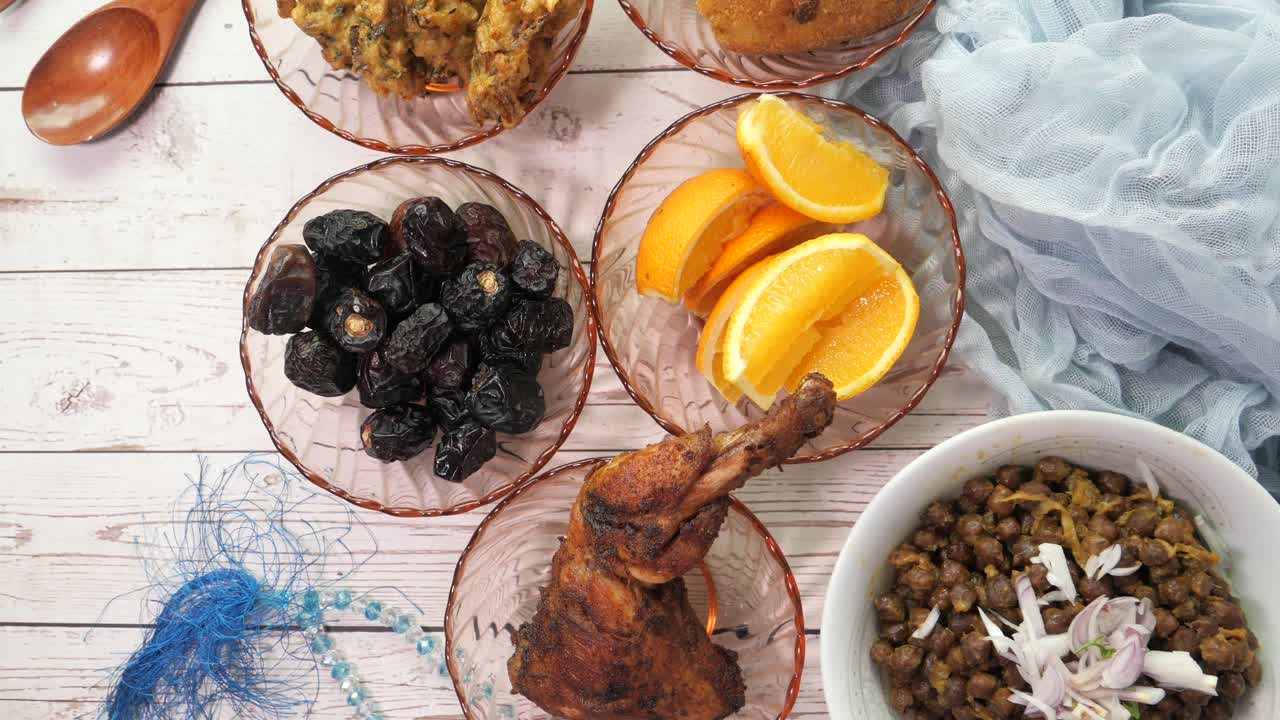 comida de iftar con dátiles, pollo y chana masala
