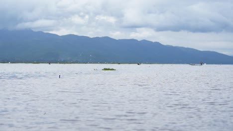 paseos en bote por el lago inle, myanmar en condiciones nubladas
