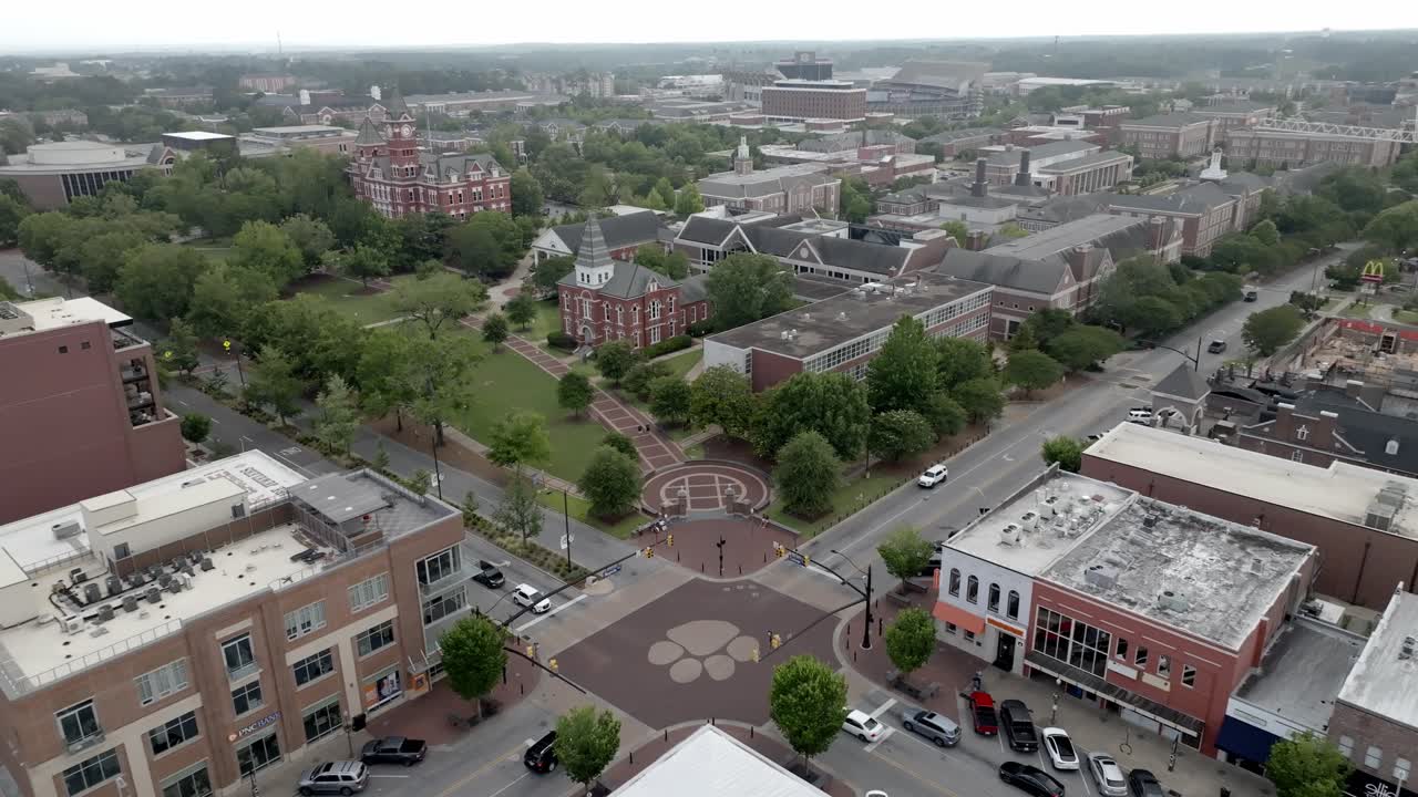 el campus de la universidad de auburn en auburn, alabama con un video de dron de tiro amplio estable