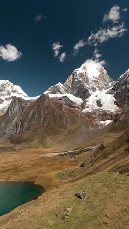 Vertikaler-4K-Zeitraffer,-Sonniger-Tag-In-Den-Anden,-Schneebedeckte-Gipfel-Und-Bergsee