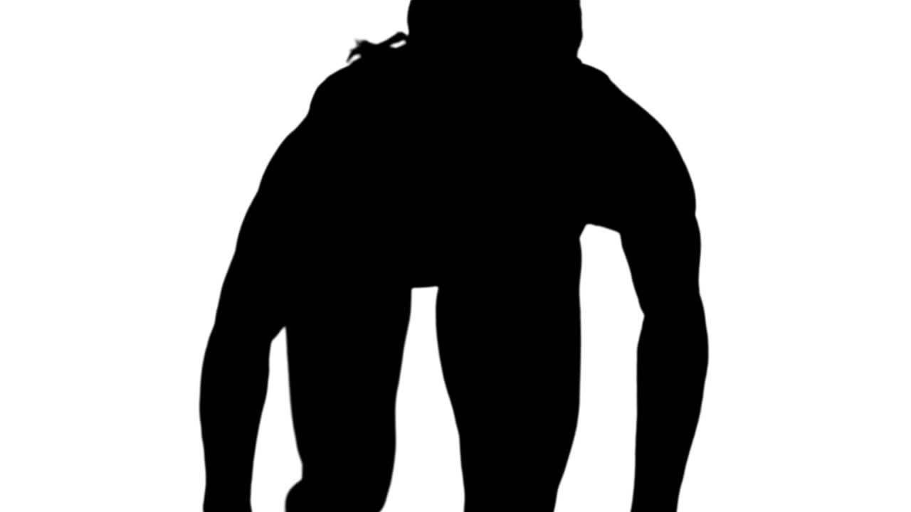 은 여성이 카메라를 향해 달리고 있습니다.