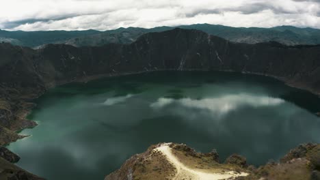 Vista-Aérea-De-Quilotoa-Loop-En-Ecuador---Disparo-De-Drone