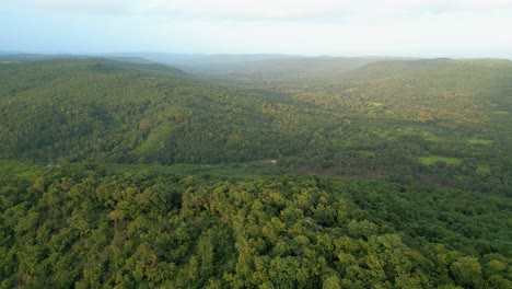 Blick-Auf-Die-Grüne-Bergstation-Aus-Der-Vogelperspektive