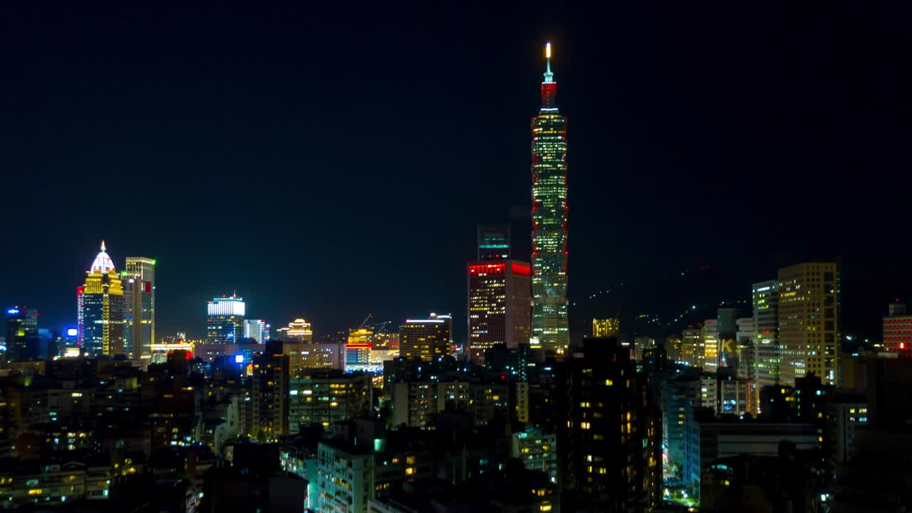 밤에 조명된 타이베이 시내 풍경 유명한 타워 공중 파노라마 4k 타임스 타이완