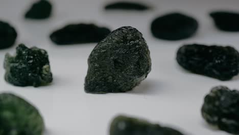 rara colección de cristales de piedras preciosas de moldavita de la república checa