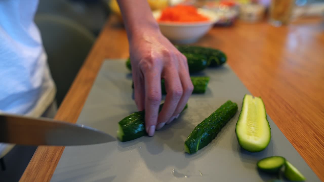 cortar los pepinos en pedazos