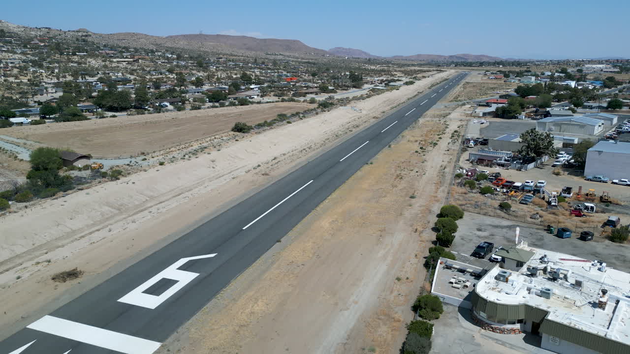 작은 일반 항공 공항과 주변 지역의 활주로를 보여주는 항공 드론