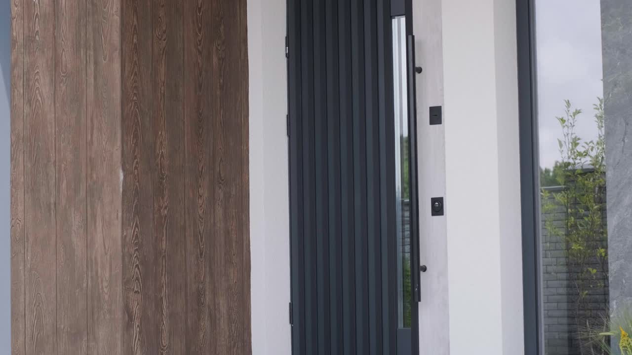 casa nueva con puerta de madera y pared blanca vacía.