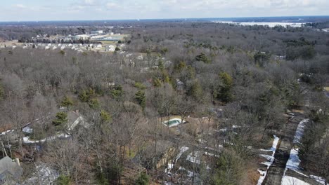empujando hacia el interior de las costas de norton, michigan, cerca de la escuela secundaria del distrito