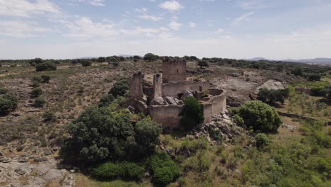 vanuit de lucht: castillo de mayoralgo, een historisch kasteel in cáceres, spanje