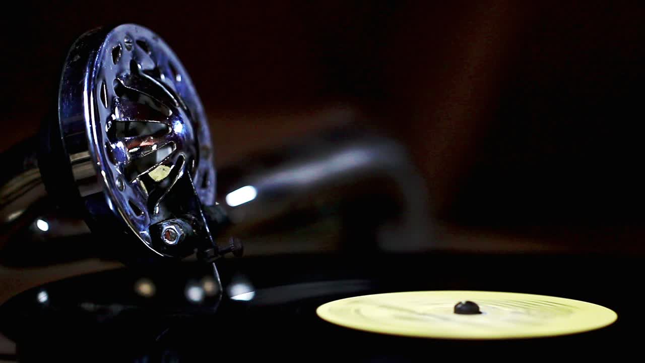 머리에 바늘 빈티지 그래모폰 트위스링 비닐 레코드에 레트로 그래모폰