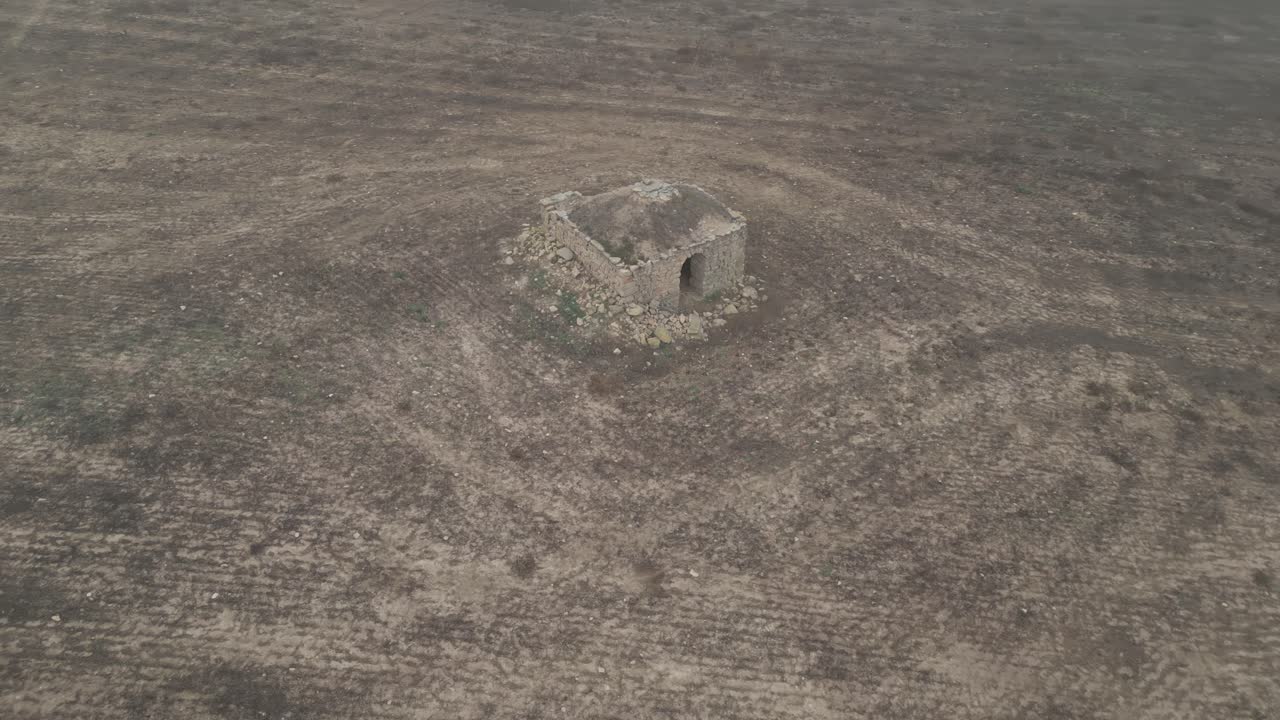산트 에스테반 의 옛 사원 은 황량 한 들판 한가운데 에 있는 폐허 로, 공중 에서 볼 수 있다