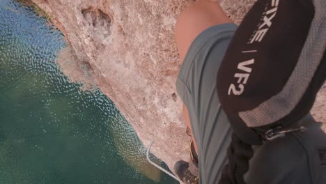 Pov-Cámara-De-Acción-Joven-Escalador-En-Vía-Ferrata-Pared-De-Roca-Sobre-Un-Río-En-Cuenca,-España