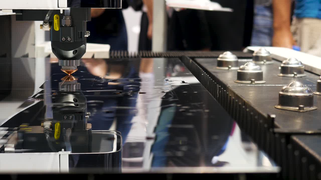 macchina di taglio laser in azione