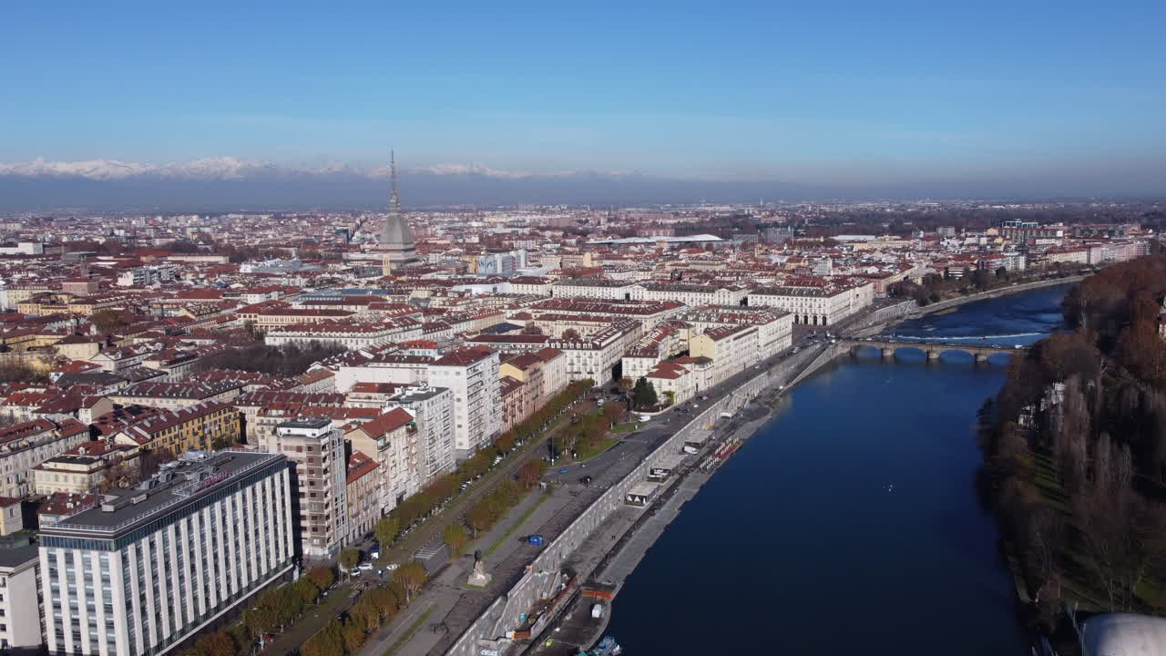 vista de turín en las orillas del río po en un día soleado, los alpes en el fondo, italia.