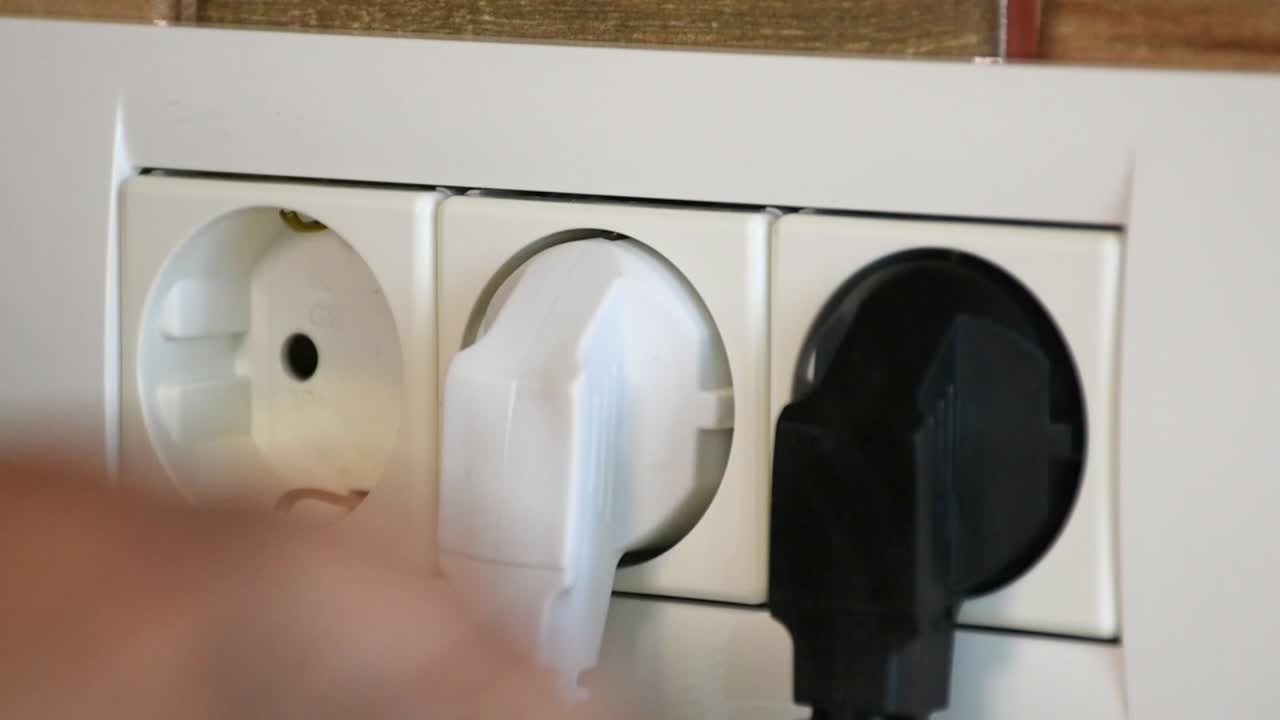 벽면 전원 소켓 클로즈업