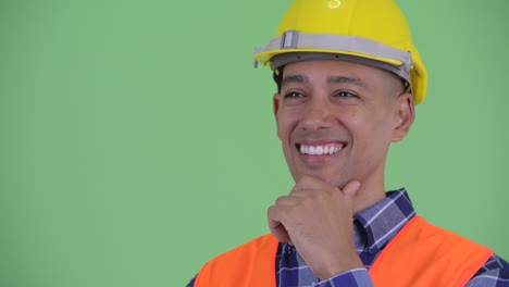 hombre guapo multiétnico trabajador de la construcción