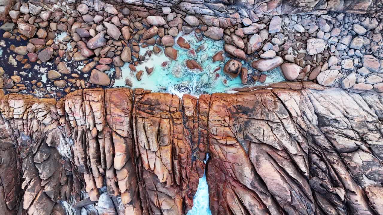 마가 강의 인지드푸 자연 스파의 공중 위에서 아래로 드론 뷰