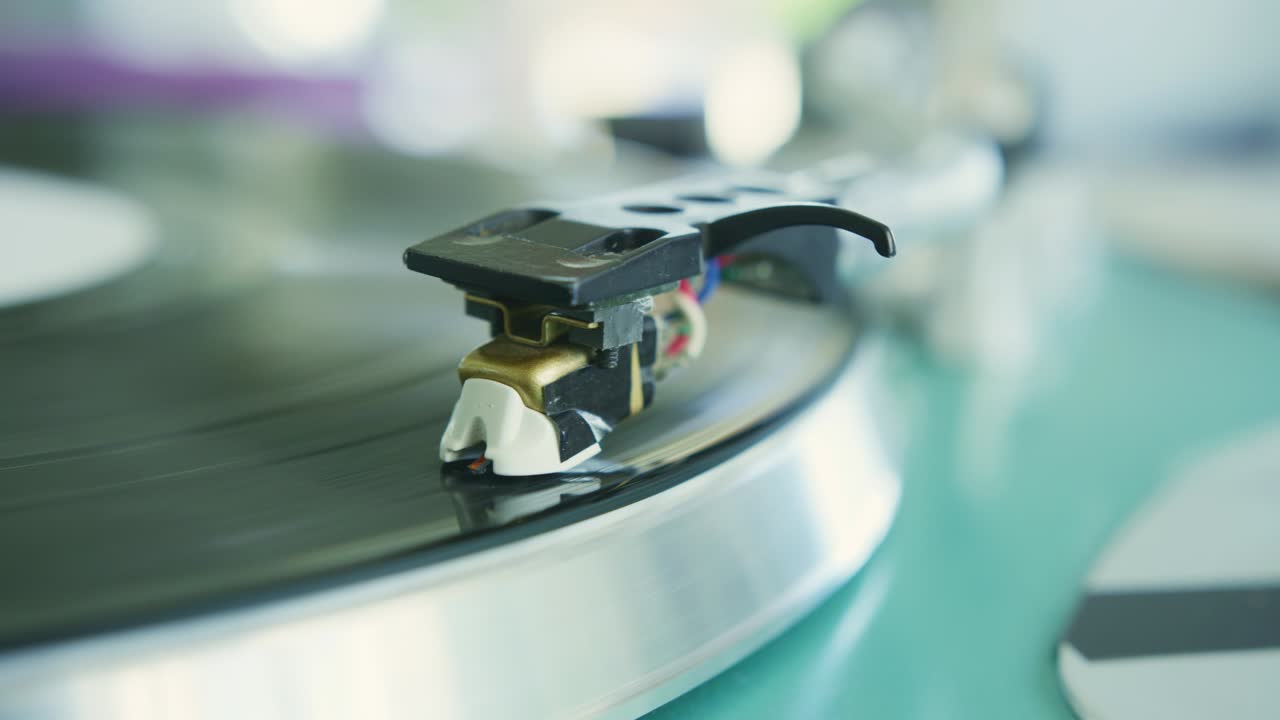회전 하는 비닐 레코드 플레이어 에 있는 바늘 의 돌리