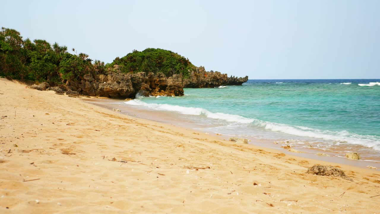 Spiaggia di sabbia dorata deserta con acqua turchese, Okinawa, slow motion.