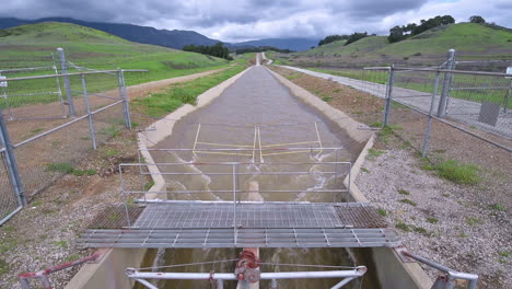 El-Acueducto-De-Desvío-De-Robles-Se-Inunda-Durante-Tormentas-Intensas-Cerca-De-Ojai-California