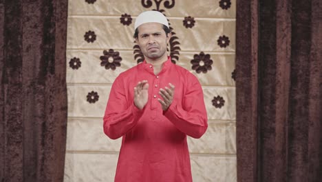 Proud-muslim-man-clapping-to-the-camera