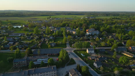 Drohnenflug-über-Ein-Dorf-In-Einer-Grünzone-Inmitten-Der-Natur