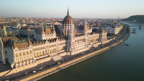 Ungarisches-Parlamentsgebäude-–-Unglaubliche-Umlaufaufnahme-Während-Der-Goldenen-Stunde