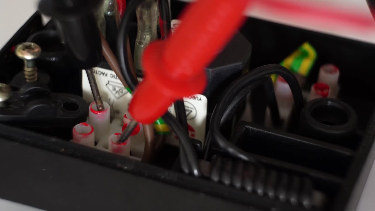 medición de voltaje en dispositivo electrónico.