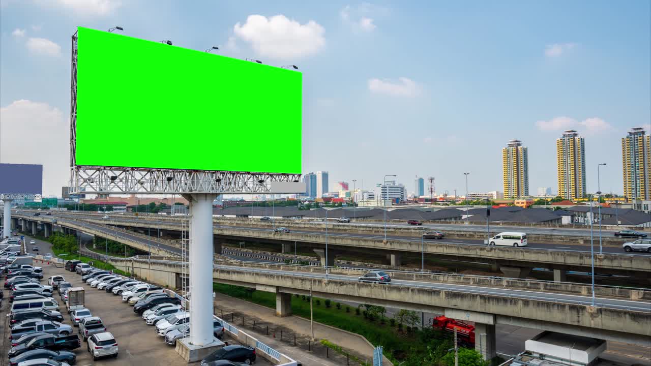 Blank grøn skærm billboard til udendørs reklameplakat.