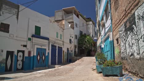 mujer caminando en taghazout marruecos