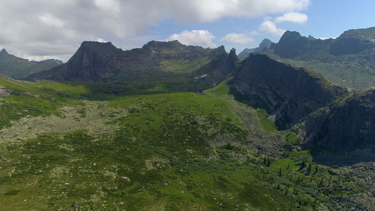 Veduta aerea delle maestose montagne