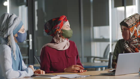 Team-Muslimischer-Geschäftsfrauen-In-Masken-Spricht-Bei-Bürobesprechung