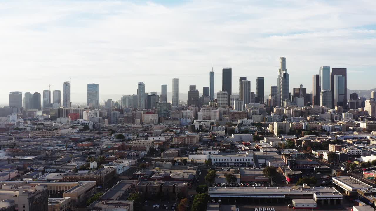 Toma aérea amplia del centro de Los Ángeles en 2020.