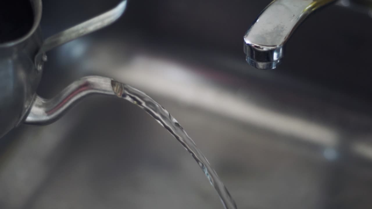 verter agua extra de la tetera