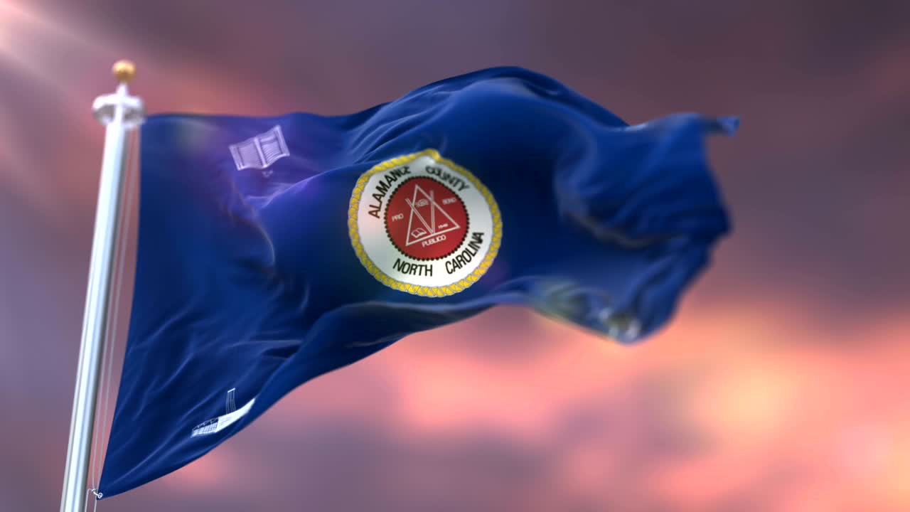 bandera de alamance al atardecer en los estados unidos - bucle