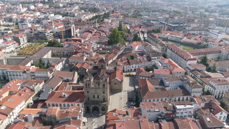 Vista-Panorámica-De-Las-Casas-Y-Edificios-De-Techo-De-Tejas-Rojas-De-La-Ciudad-De-Braga-Con-La-Antigua-E-Histórica-Catedral-De-Braga-Durante-El-Día-En-Portugal