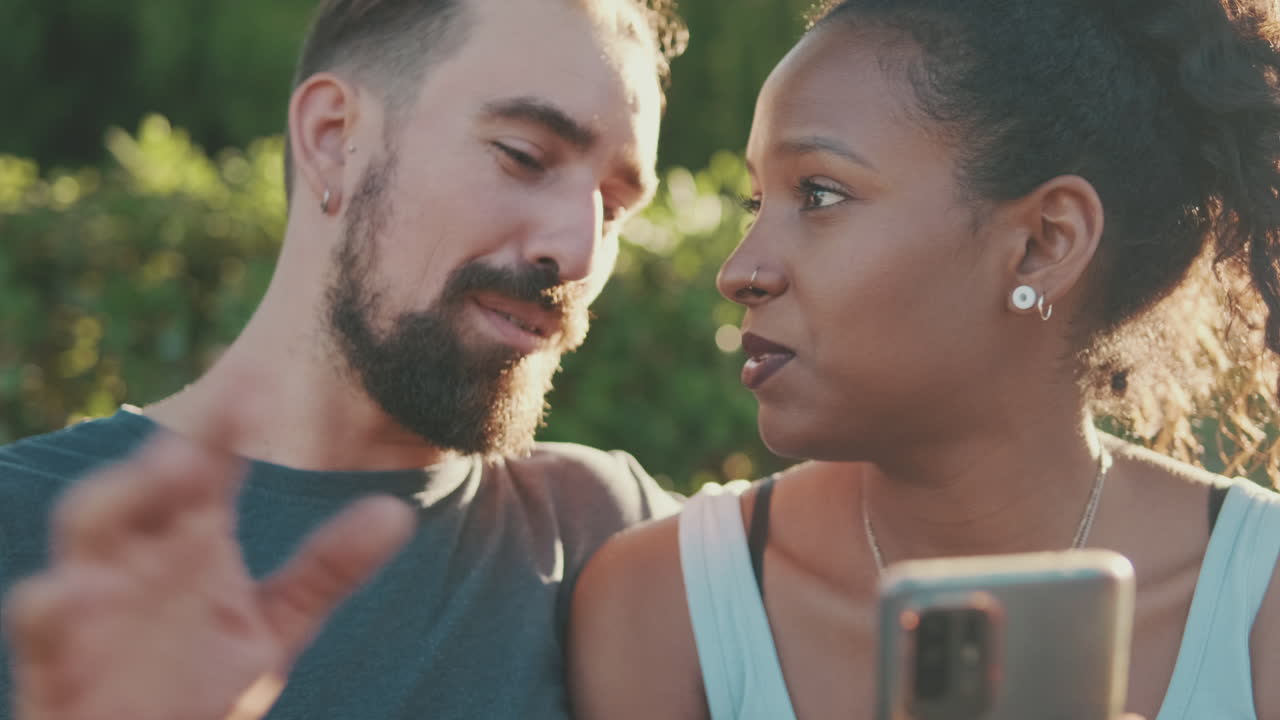 Couple regardant un téléphone ensemble