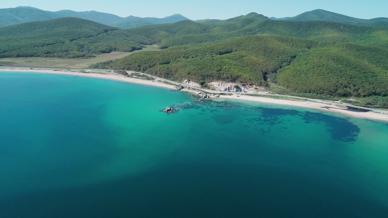 해변의 공중 풍경, 푸른 물과 바다의 거대한 바위, 아름다운 해경.