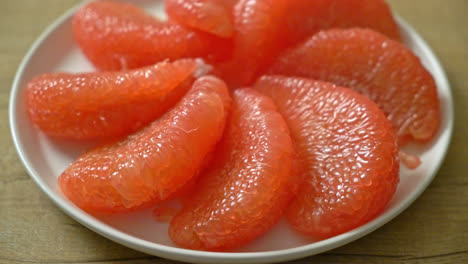 Pomelo-Rojo-Fresco-O-Pomelo-En-El-Plato