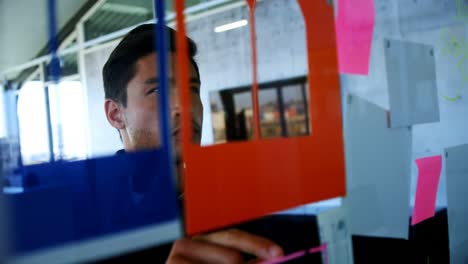 ejecutivo masculino mirando notas adhesivas