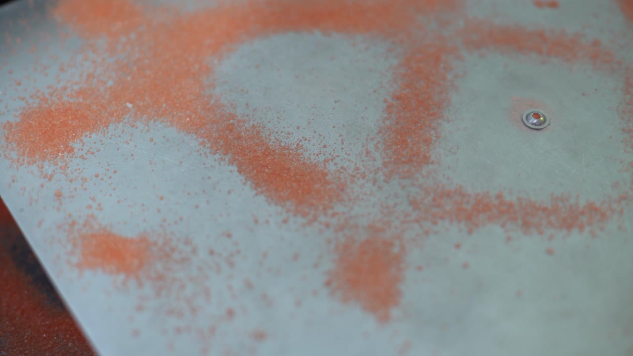 vibrando. los granos se mueven de la vibración